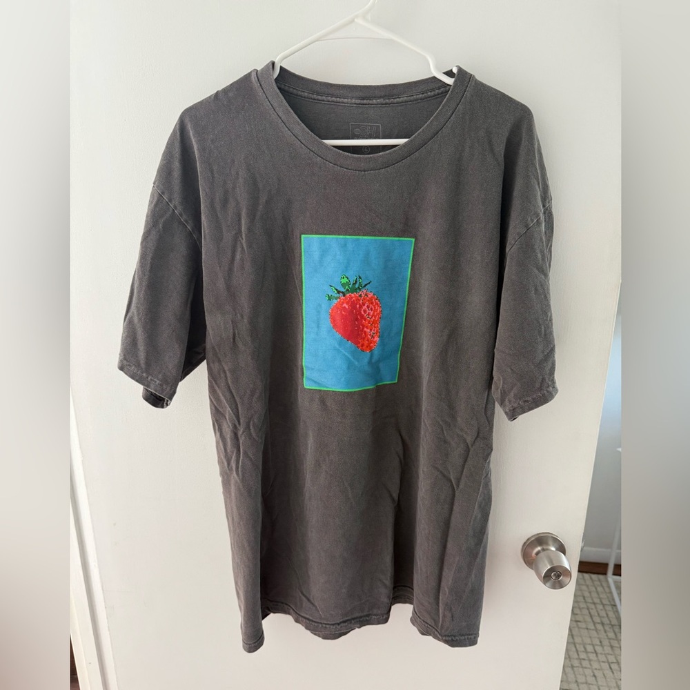 Urban Outfitters Gray T-Shirt with Strawberry Graphic Size L